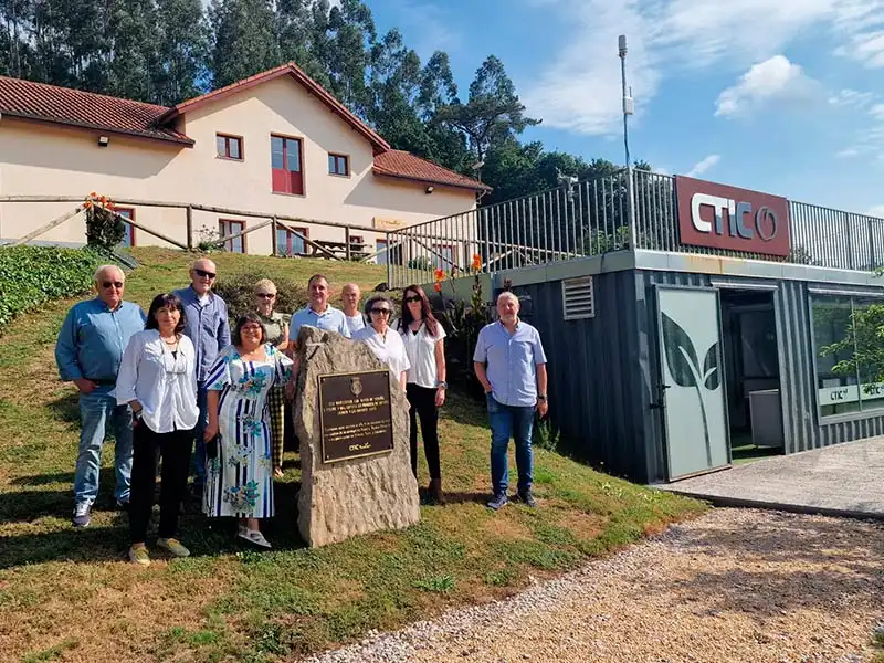 Personas que hicieron la visita posando frente a las instalaciones del CSIC en Peón