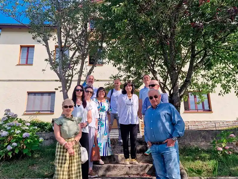Posando frente a la escuela junto a las instalaciones del CTIC